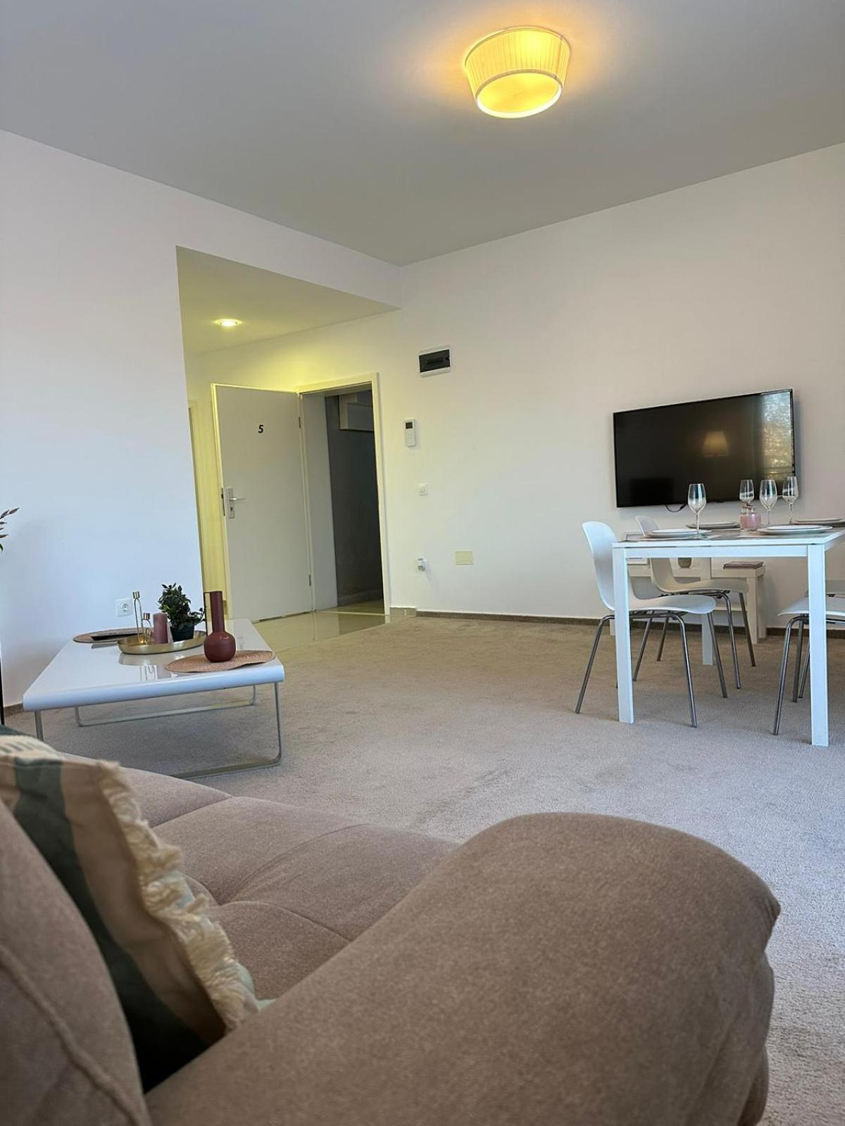 Luxury Glam Apartments & Studios Near Coresi Mall Brasov Exterior photo