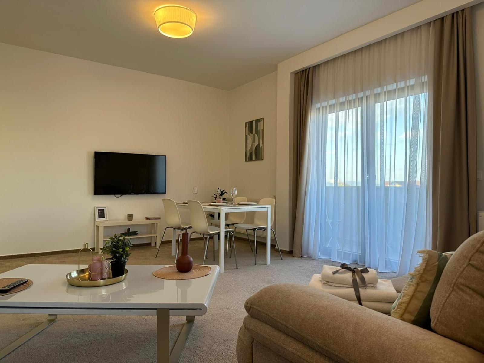 Luxury Glam Apartments & Studios Near Coresi Mall Brasov Exterior photo